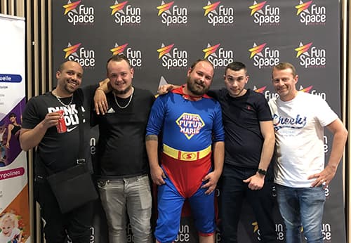 Groupe EVG avec déguisement superman Fun Space