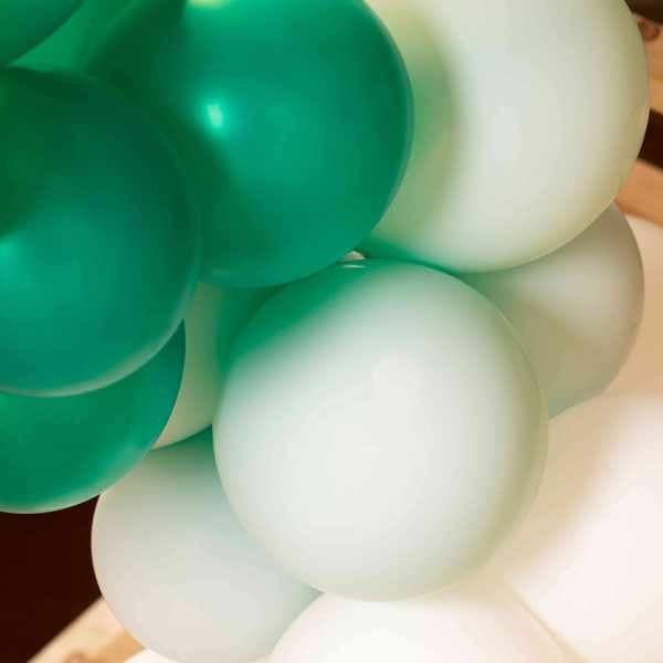 Ballons verts et blancs anniversaire