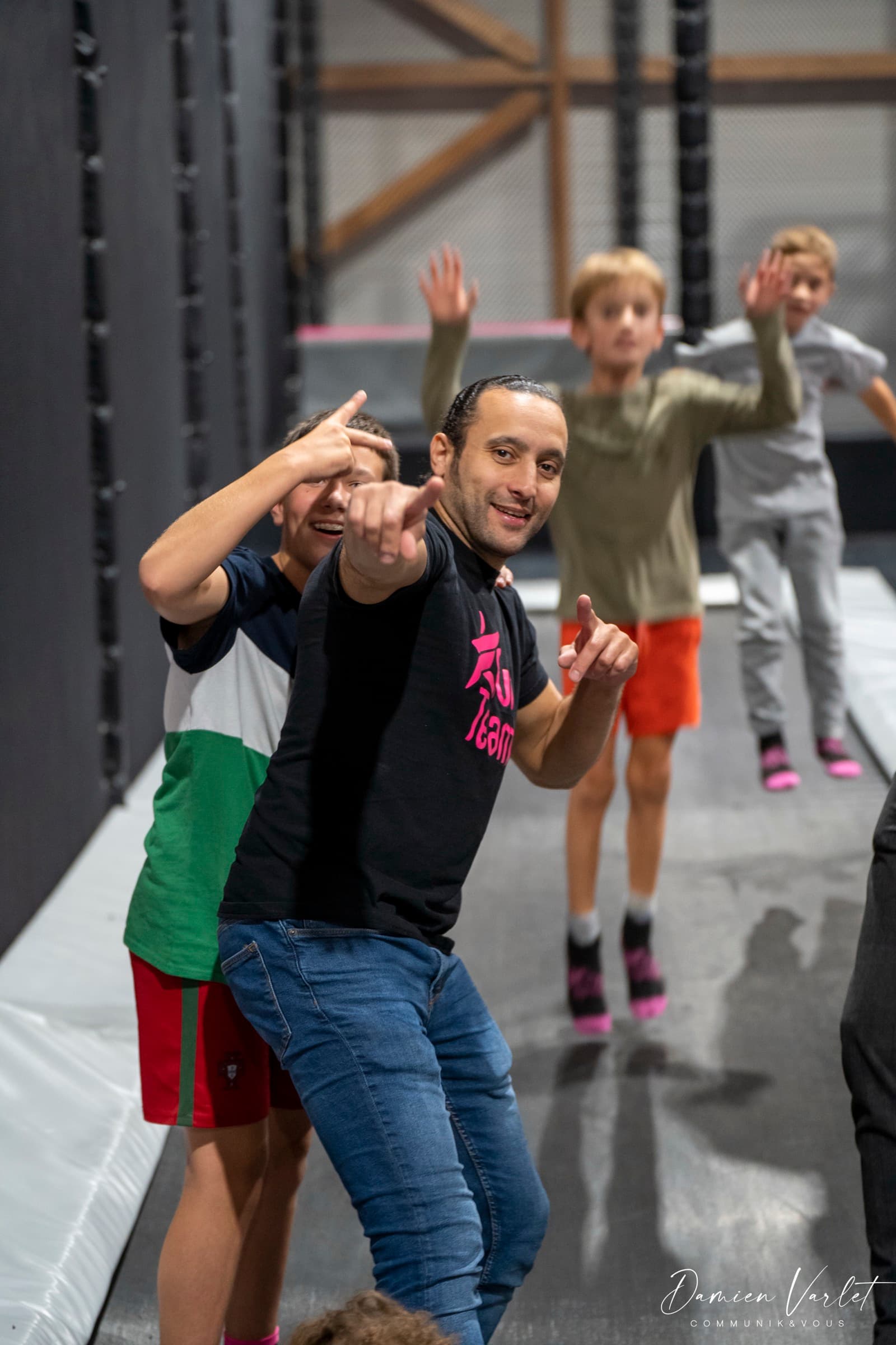 Animateur Fun Space et enfants qui s'amusent dans le trampoline park